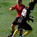 Erjon Haka (Haslach, links) spielt Joshua Obeng (Neugries, rechts) aus. M. Dorn