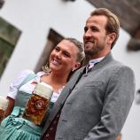 Harry Kane mit seiner Frau auf dem Oktoberfest. © ANSA / ANNA SZILAGYI