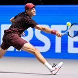 Jannik Sinner musste sich mehrfach richtig lang machen. © APA / HELMUT FOHRINGER