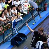 Jannik Sinner schlägt in Shanghai auf. © APA/afp / WANG ZHAO