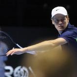 Jannik Sinner tritt zu seiner ersten Runde an. © APA/afp / FAYEZ NURELDINE