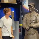 Jannik Sinner and his statue. © Screenshot