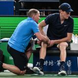 Jannik Sinner wurde vergeblich behandelt, er musste in Shanghai aufgeben. © APA/afp / HECTOR RETAMAL