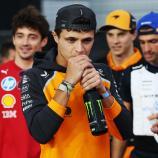 Lando Norris (vorne) pirscht sich an Teamkollegen Oscar Piastri (3.v.l.) heran. © ANSA / FAZRY ISMAIL