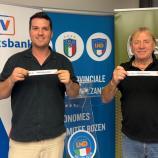 Manuel Tabarelli (links) und Karl Wierer vom Südtiroler Fußball-Verband bei der Pokalauslosung.