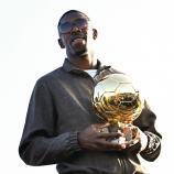 Ousmane Dembélé avec le Ballon d'Or il y a une semaine. © APA/afp / LOU BENOIST