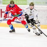 Sacha Guimond (HC Gherdëina, links) und Rasmus Nousiainen (HC Meran, rechts) im Zweikampf. © Matthaeus Kostner