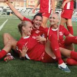 Winning goal scorer Nadine Nischler (back left) celebrates the victory over Juventus with Como star Alisha Lehmann (right). © Social Media / Como Women