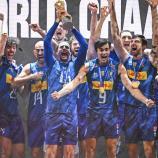 Simone Giannelli (mit WM-Pokal) und seine Teamkameraden am Podest nach dem siegreichen Finale gegen Bulgarien.