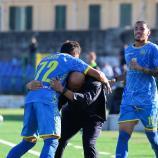 Simone Zanon (links) herzt seinen Trainer. © Carrarese Calcio / Carrarese Calcio