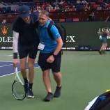 Sinner drags himself to the bench with the physiotherapist. © Screenshot