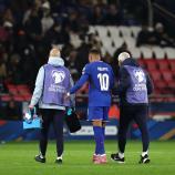 Stürmerstar Kylian Mbappé muss wegen einer Knöchelverletzung pausieren. © APA/afp / FRANCK FIFE