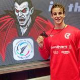 Alexander Oberhofer mit seiner Medaille beim Dracula Open.