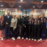 Auf dem Foto von links: Laura Yumi Watanabe, Jason Davide Luini (Trainer), Ardelio Michielli (Präsident Landeskomittee Bozen), Patrizia Brillo (Sportassessorin Gemeinde Bozen), Filippi Gabriella (Präsidentin ASV TT Südtirol), Evelyn Vivarelli, Laura Depentori, Caroline Luini, Melissa Oprandi.