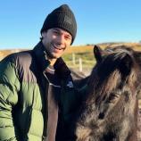 L'attaquant vedette de Bolzano, Shane Gersich, pose avec un cheval islandais. © Instagram