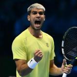 Carlos Alcaraz bleibt über den Jahreswechsel hinaus die Nummer eins. © APA/afp / MARCO BERTORELLO