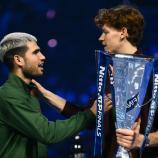 Carlos Alcaraz und Jannik Sinner, die beiden Superstars der Tennis-Szene. © AFP / MARCO BERTORELLO