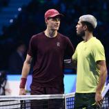 Jannik Sinner und Carlos Alcaraz spielen um den Tennis-Thron. © APA/afp / MARCO BERTORELLO