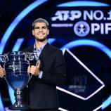 Carlos Alcaraz wurde für seinen Status als Nummer 1 zum Jahresende prämiert. © APA/afp / MARCO BERTORELLO