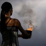 Das Olympische Feuer befindet sich auf seinem Weg in Richtung Cortina und Mailand. © APA/afp / ARIS MESSINIS