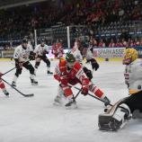 Die HCB-Stürmer schossen 44 Mal auf des Gegners Tor, da konnte einem Goalie David Madlener fast leidtun. © M. Mair