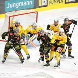 Die Wölfe (in Schwarz) treffen nach ihrem Sieg gegen die Vienna Capitals (in Gelb) auf die Pioneers Vorarlberg. © Iwan Foppa