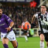 Dusan Vlahovic (r./im Duell mit Pablo Mari) musste sich in Florenz einiges anhören. © APA/afp / ALBERTO PIZZOLI
