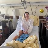 Eine Top-Slalomläuferin grüßt vom Krankenbett.