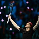 Geschafft: Jannik Sinner genießt seinen grandiosen Sieg. © APA/afp / MARCO BERTORELLO
