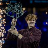 Jannik Sinner strahlt in die Kamera. © ANSA / CHRISTOPHE PETIT TESSON