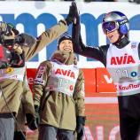 Japans Skisprung-Asse jubeln. © APA/afp / GEIR OLSEN