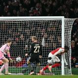 Manuel Neuer und Konrad Laimer mussten sich mit Bayern München erstmals geschlagen geben. © APA/afp / BEN STANSALL