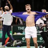 Riesen-Jubel bei Italien und dem Helden Flavio Cobolli, der sich das Shirt zerreißt. © ANSA / ELISABETTA BARACCHI