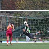 Roma-Torfrau Rachele Baldi hält den Elfmeter von Nadine Nischler.