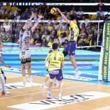 Simone Giannelli (Mitte) bei einem Blockversuch im Spiel gegen Modena.