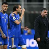 Unter Pfiffen schlichen Gianluca Scamacca, Mateo Retegui und Gennaro Gattuso nach der Partie vom Rasen. © APA/afp / STEFANO RELLANDINI