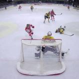 This South Tyrolean ICE hockey derby between HCB Südtirol Alperia and HC Falkensteiner Pustertal will be talked about for a long time to come. After a balanced opening period, the Foxes put on a dazzling display, while the Wolves lost all their teeth and delivered a truly terrifying Halloween performance. The whole thing was topped off by a sold-out arena in Bolzano. The highlights of the game are available in the video. © stol