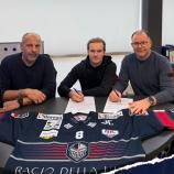 Viktor Eriksson bei der Vertragsunterschrift mit Sportdirektor Paolo Bonazzo und Präsident Karl Pichler.