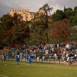 Vor herrlicher Kulisse – Zuschauer und Schloss Trauttmansdorff einbegriffen – will Obermais wieder Grund zum Jubeln haben. © P. Schwienbacher