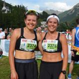 Ylvie (links) und Marit Folie beim Reschenseelauf.
