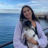 Amelie Pixner und ihr Hund Theo.