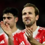 Bayerns Harry Kane (vorne) freute sich über einen Dreierpack. © ANSA / RONALD WITTEK