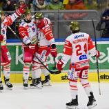 Brad McClure wird von seinen Teamkollegen gefeiert. © VSV/STEFAN