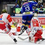 Der Ex-Bozner Adam Helewka (in blau) war einer der auffälligsten Spieler beim Villacher SV. © VSV/STEFAN