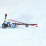 Der Helm des jungen Abfahrers wurde weggeschleudert. © Screenshot