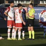 Die FCS-Spieler diskutieren mit Schiedsrichter Giuseppe Collu, der Simone Tronchin (nicht im Bild) die Rote Karte gezeigt hat. © DLife