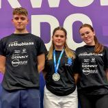 The young Taekwondo athletes from ASV Zadra-fighting/rothoblaas with (from left) David Dissertori, Italian vice-champion Anna Datz and Greta Lang.