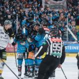 Die Linzer jubeln, beim HCP (links mit Austin Osmanski) gibt es bedröppelte Minen. © BWL