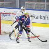 Diego Cuglietta will mit den Rittner Buam einen Sieg gegen den HC Meran um Andreas Bernard. © Max Pattis