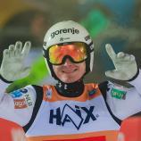 Domen Prevc freut sich über seinen Sieg. © ANSA / MARTIN DIVISEK
